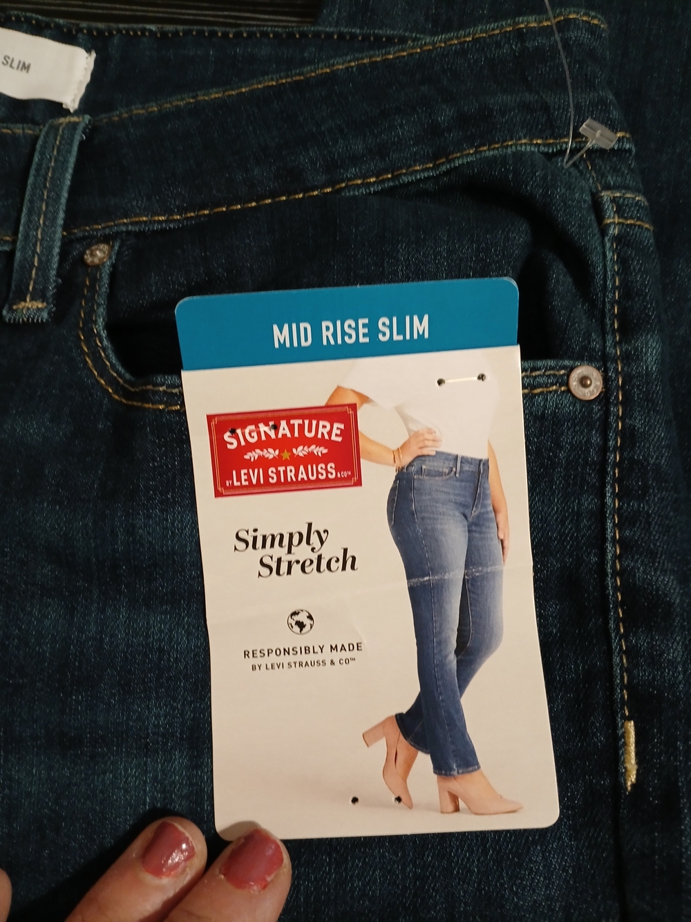 Signature by Levi Strauss Women's Straight Leg Jeans in Dark Blue Wash - Picture 4 of 6